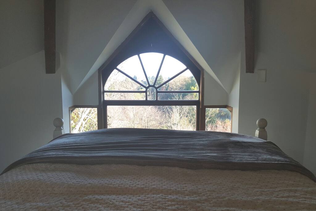 Enjoy the view over lake and surrounds.
