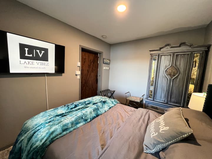 Nivel inferior: acogedor dormitorio actualizado con hermosas vistas al lago. La cama de tamaño completo es súper cómoda para un buen sueño nocturno de noche de sueño con Smart TV TV