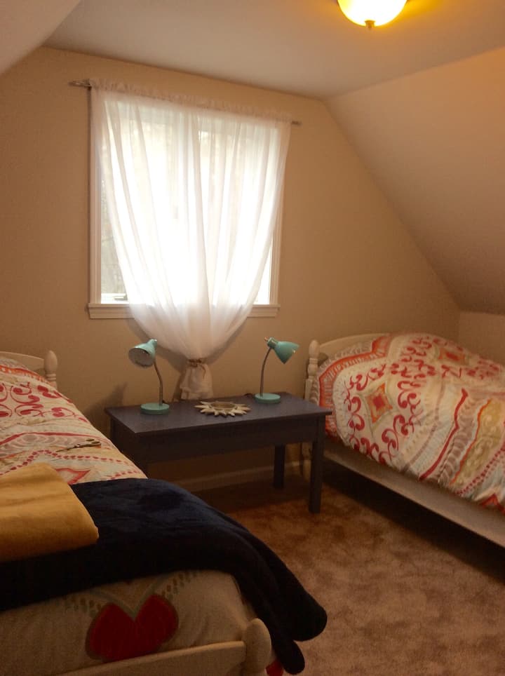 Весела, шарена и удобна двокреветна соба.  Оваа соба има простран плакар за вашите работи.