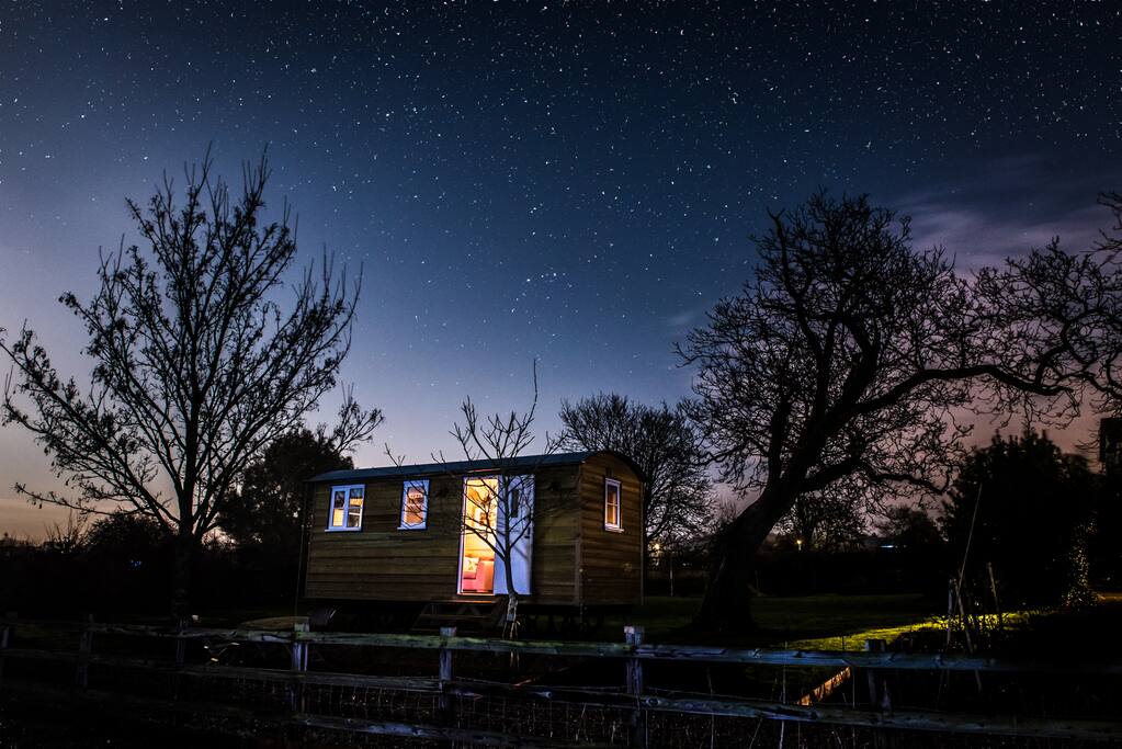 The hut by night