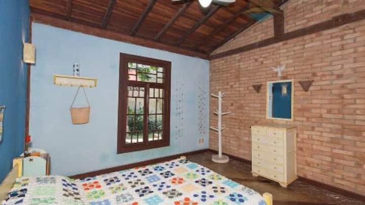 suite con cama doble y sofá