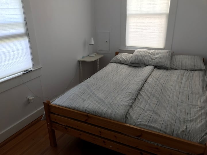 Prva spavaća soba - bračni krevet (160x200), stropni