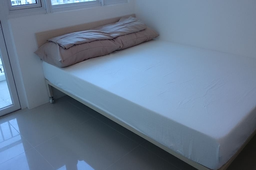 Queen size bed.