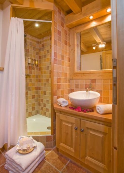 Shower en-suite. Please note most en-suites have a shower over the bath.