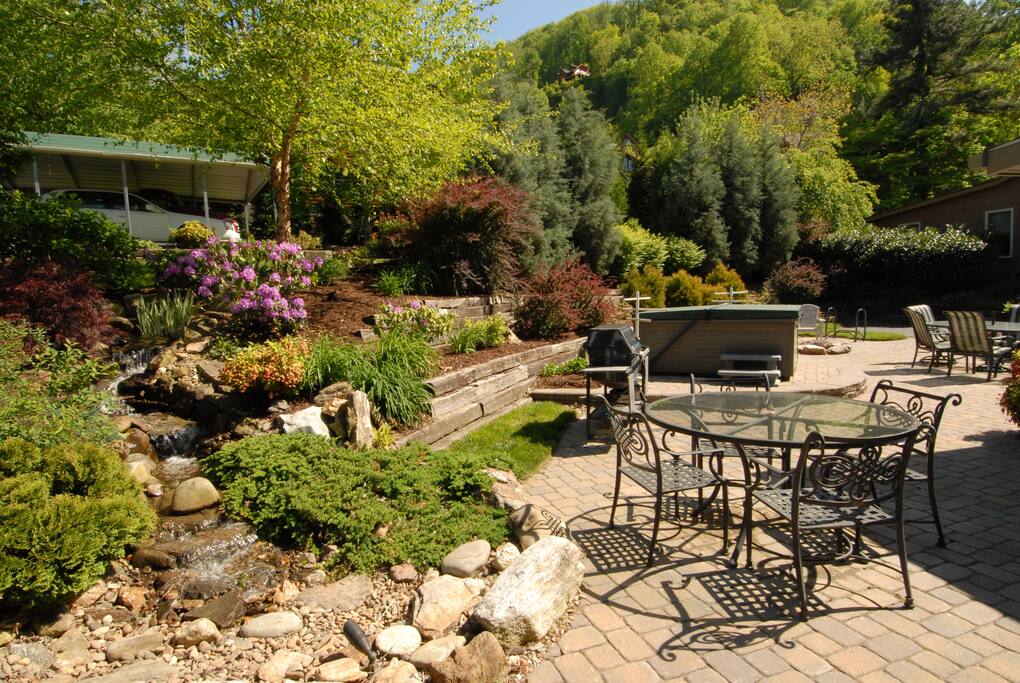 Hot Tub & Patio & Gas Grill