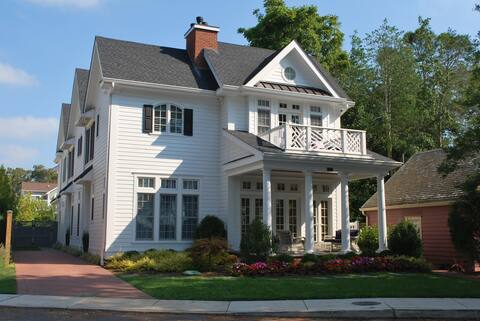 Designer's Own Lakefront Estate - 1 Block to Beach