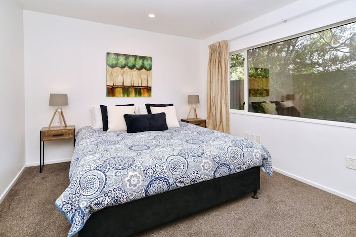 El dormitorio 2, abajo, cuenta con una lujosa cama tamaño king.