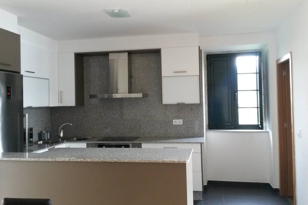 Amplia cocina nueva y abierta en un solo área con el salón y comedor.