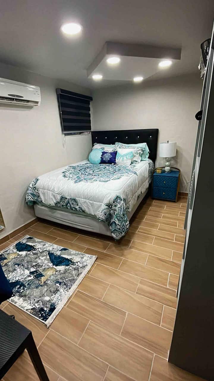 חדר שינה ראשי עם מיטת קווין סייז 