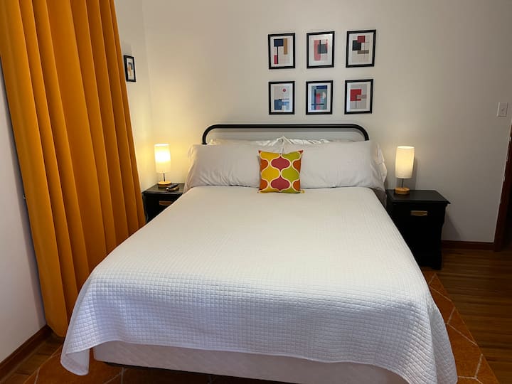 غرفة النوم الرئيسية EnSuite - سرير كوين مريح مع غطاء فراش، طبقة علوية من الإسفنج، واقي المراتب. تلفزيون Roku، طاولتان، مصباحان USB، ستائر تعتيم، مرآة كاملة الطول، خزانة مع شماعات، حامل أمتعة، خزانة ملابس. كشك دش حمام كامل فقط.