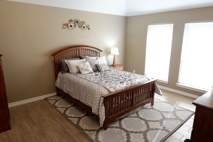 Chambre principale avec
lit Queen Size et deux commodes