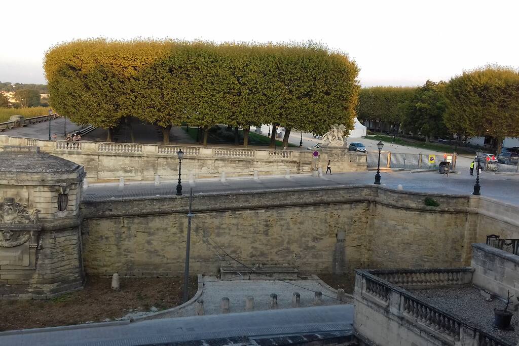 Vue de la fenêtre de votre chambre sur le jardin du Peyrou