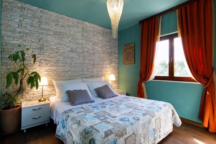 卧室配备加大双人床，色彩更柔和，让您睡得更舒适