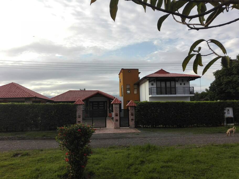 ENTRADA PRINCIPAL DE LA VIVIENDA REST HOUSE VILLAVICENCIO