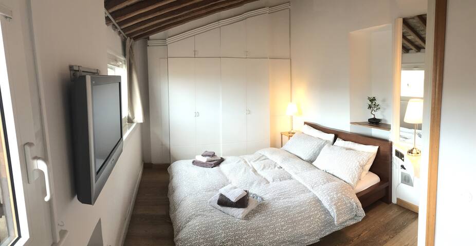 The Historic Nobleman’s Penthouse – 3 bedrooms gallery image 4