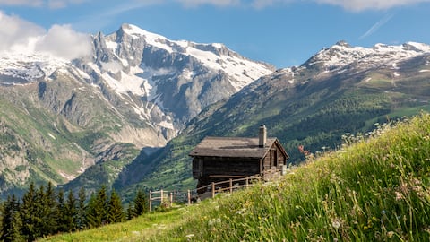 Alpine hut with a traumatic view of the Upper Valais Valley