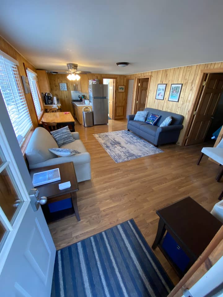 Дневна соба со извлекување Blue Queen и единечен кревет на извлекување со тен