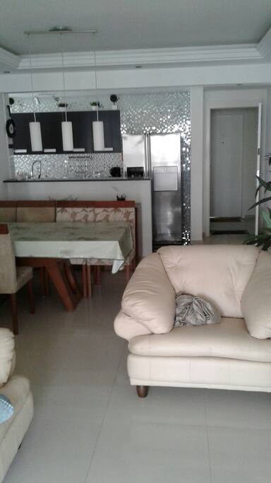 Sala com cozinha americana.