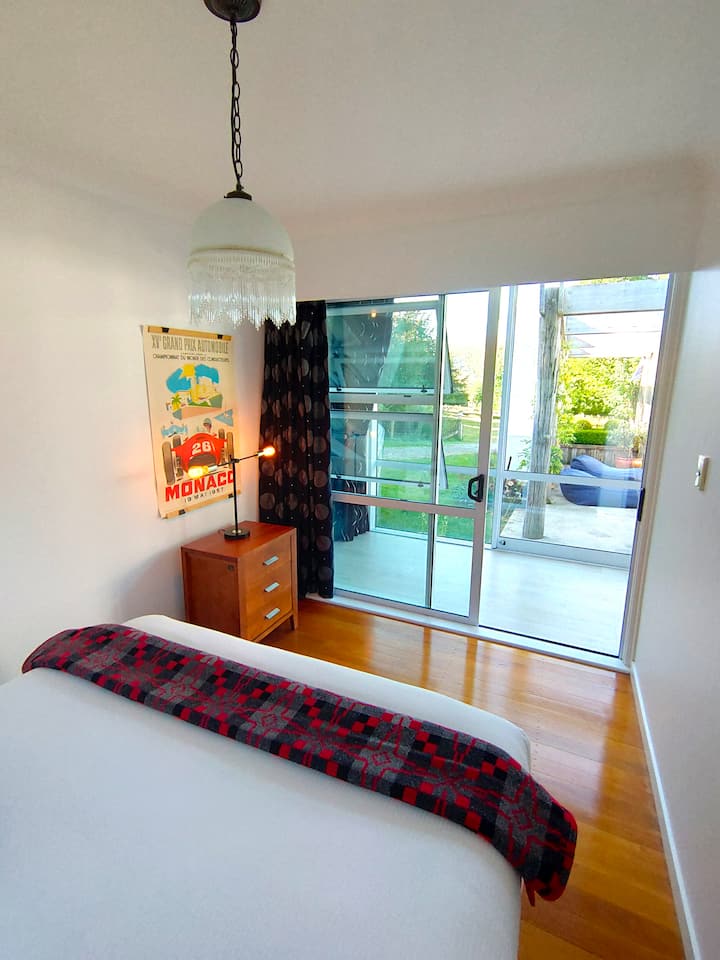 Svaka spavaća soba ima zadivljujući seoski pogled na terasu i poljoprivredna zemljišta. Za potpunu privatnost, svaka soba ima zavjese pune dužine koje blokiraju svijet kad budete spremni za dobar noćni odmor.