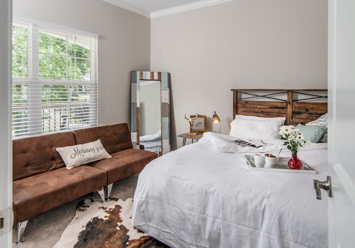 Upstairs "Western" with Queen and Convertible Sofa