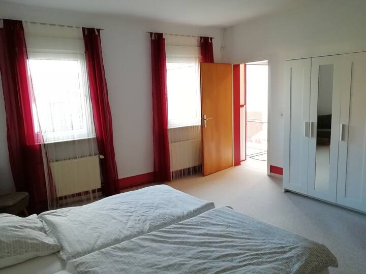 Dormitorio 1 con vistas a la puerta del balcón