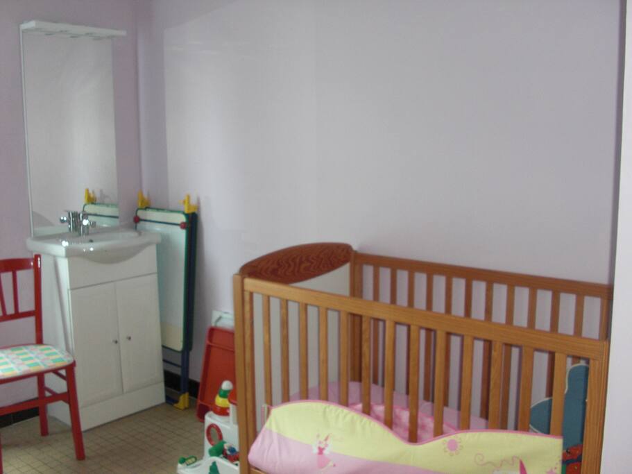 Chambre 3: Un lit bébé + un lavabo + un lit double
