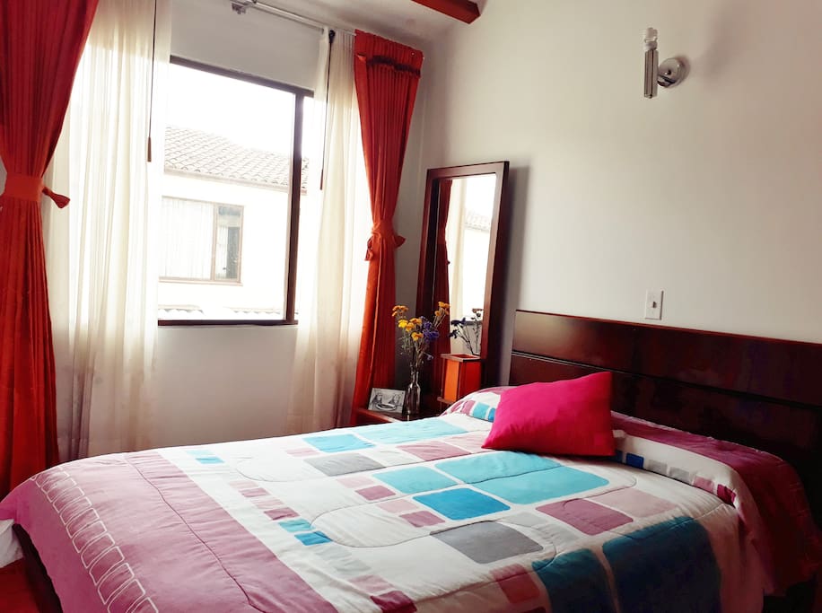 Amplia Habitación muy iluminada y acogedora, cama doble con colchón ortopédico, closet y tocador.
