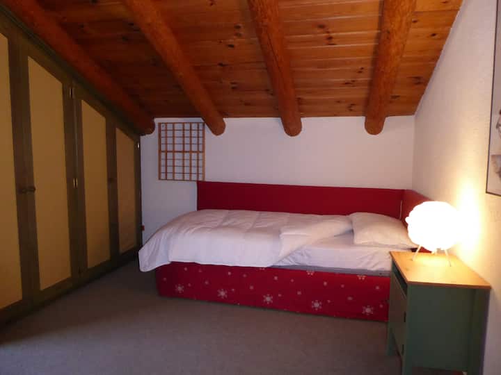 Habitación n.º2 con 2 asientos y segunda cama extraíble