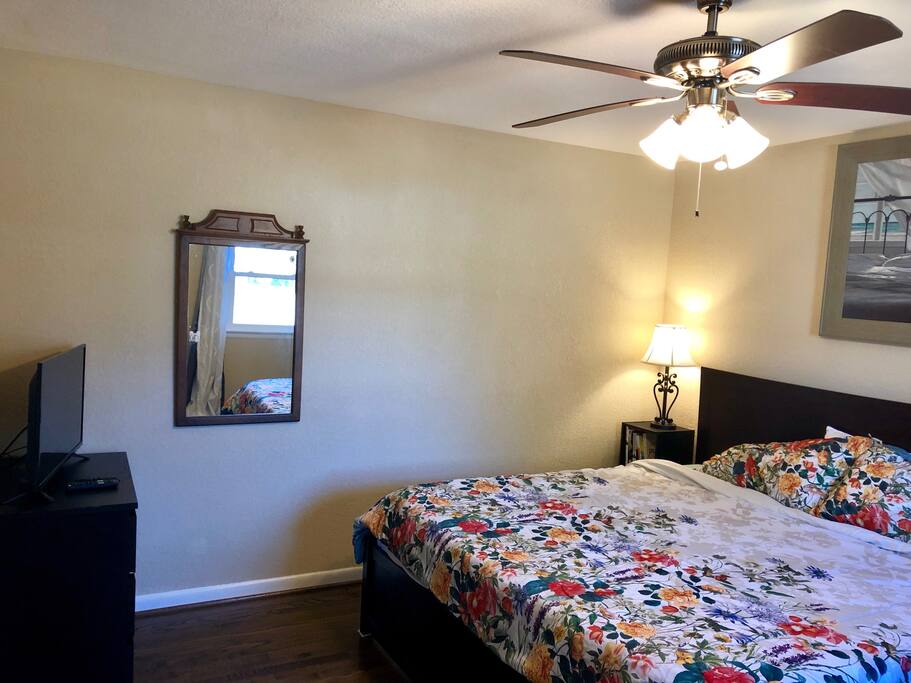 King size bed with TV, chill out with complimentary Netflix and Hulu