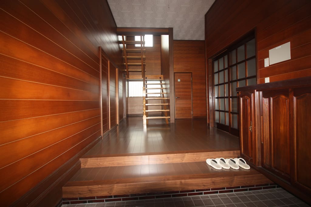 Take off shoes when entering a Japanese house.
玄関
