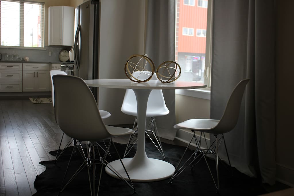 Dining room seating for 4 people.
