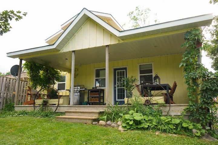 Central OVille,3 bed Victorian, walk to Lake, pets