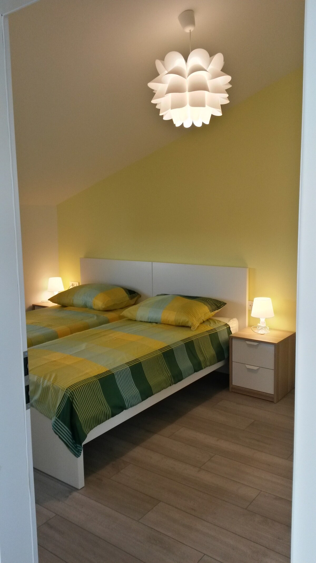 Втора двојна спална соба со 2 единечни кревета - жолта соба