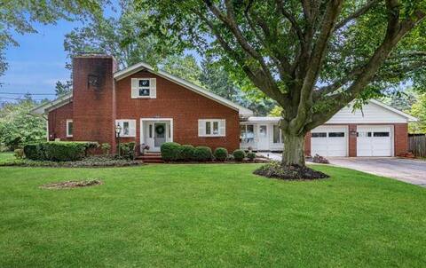 New Luxury Home Near Princeton Sleeps 7
