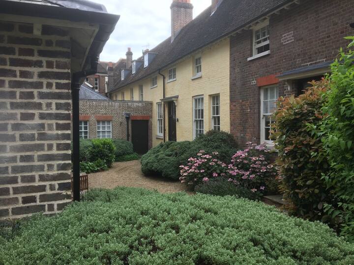 House in the country, 1. fotografija