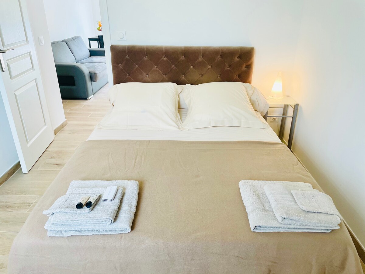 Double bed in the bedroom 