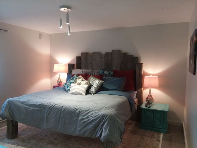 Private King bed/bathBig Sky Mt
