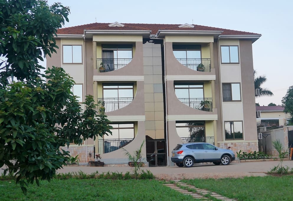 The facade viewed from the garden