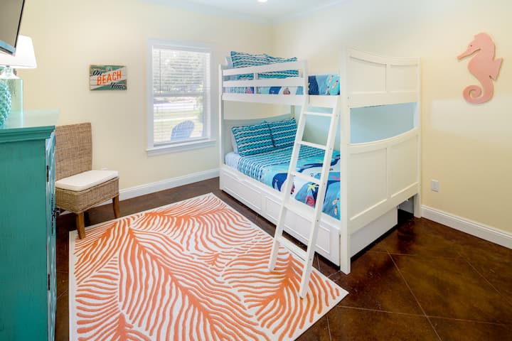 חדר קומתיים בקומה הראשונה - קומתיים מלאים, עם שתי מיטות נפרדות. אמבטיה במסדרון.