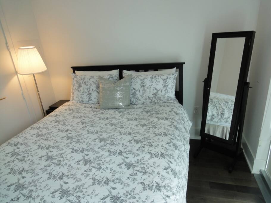 It has one bed room, there is a queen size bed.