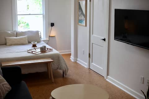 Top Airbnb: Bright + Modern Downtown Guesthouse near Lake Eola in Lake Eola Heights