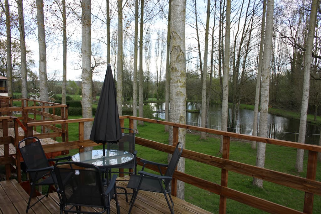 terrasse avec vue sur l'étang