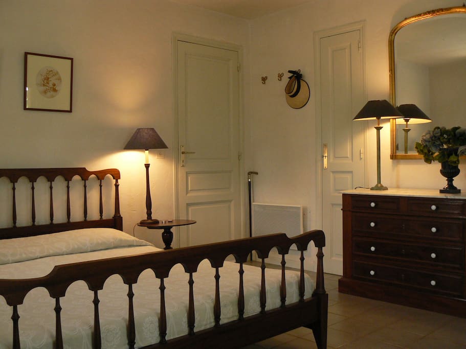Groene kamer. Masterbedroom met eigen badkamer
