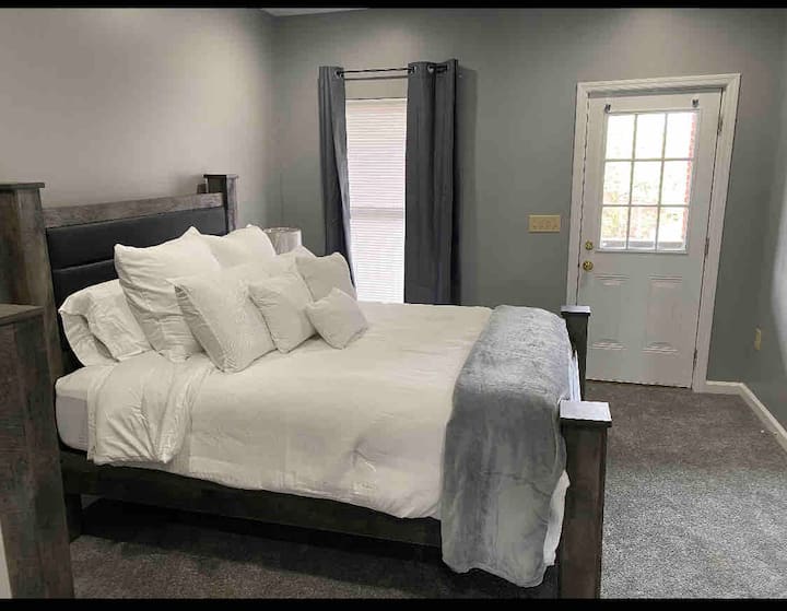 غرفة نوم ثانية بسرير بحجم كوين جديد مع بياضات ناعمة ولحاف فاخر والكثير من الوسائد والبطانية المريحة.  خزانة كاملة الحجم وخزانة كبيرة مع علّاقات. نهاية الطاولات والمصابيح. الإضاءة الطبيعية والستائر المعتِّمة. 
شرفة غرفة نوم مع كراسي 