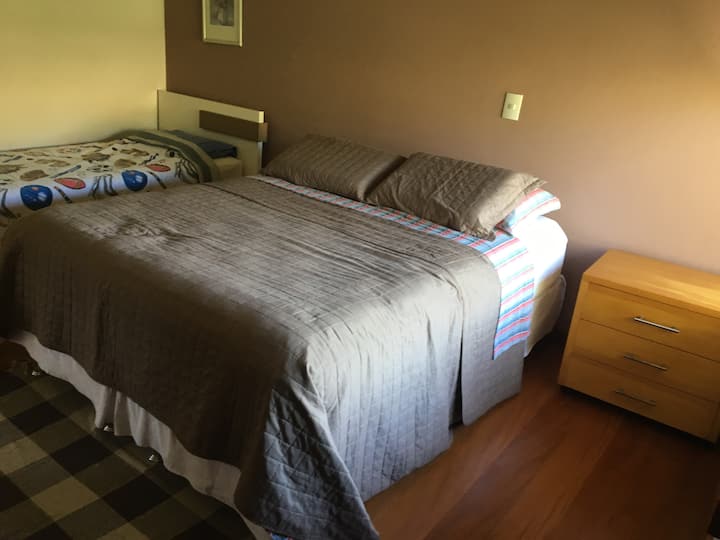 Bračni krevet (1,6x2) i jednostruki krevet (1,6x2) s