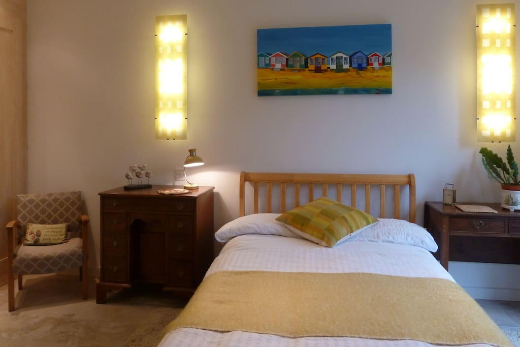 Large single room with 4' bed