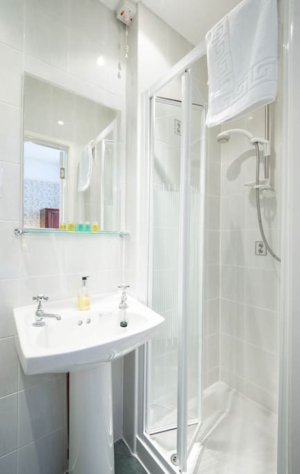 En-suite to Twin Bedroom