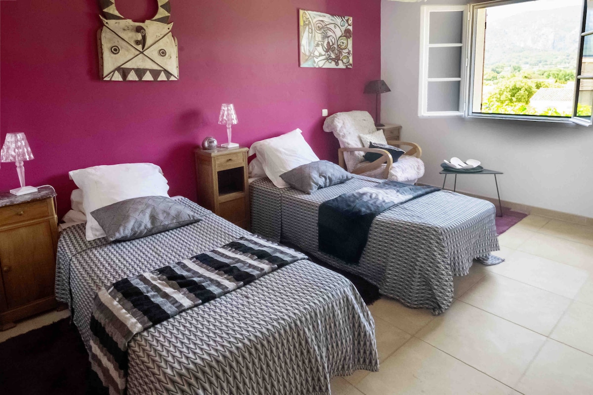 Camera 3 con 2 letti 90x200 cm che possono essere assemblati e diventare un grande letto king size di 180x200 cm ( con un coprimaterasso di 180x200 per un comfort ottimale) a seconda della scelta dell'inquilino.