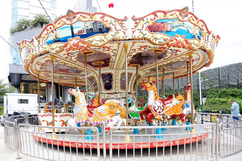 10 minutes within walking distance to Suan Lum Night Bazaar