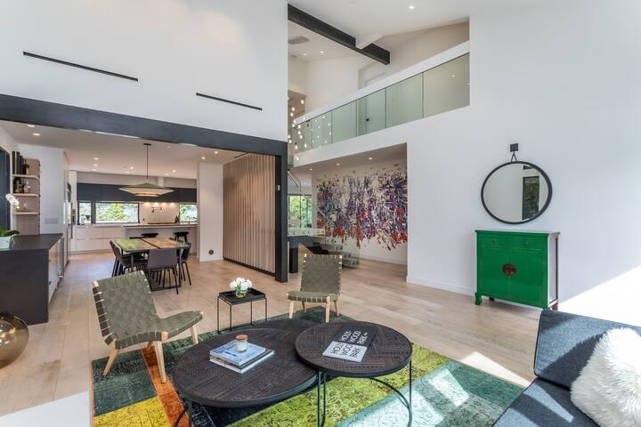 Stunning Contemporary Santa Monica Home- 4Br + 5Ba gallery image 3